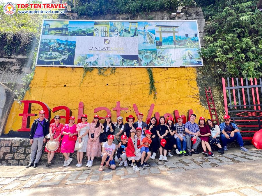 Đoàn khách nhà Top Ten Travel tham gia các hoạt động trên tour