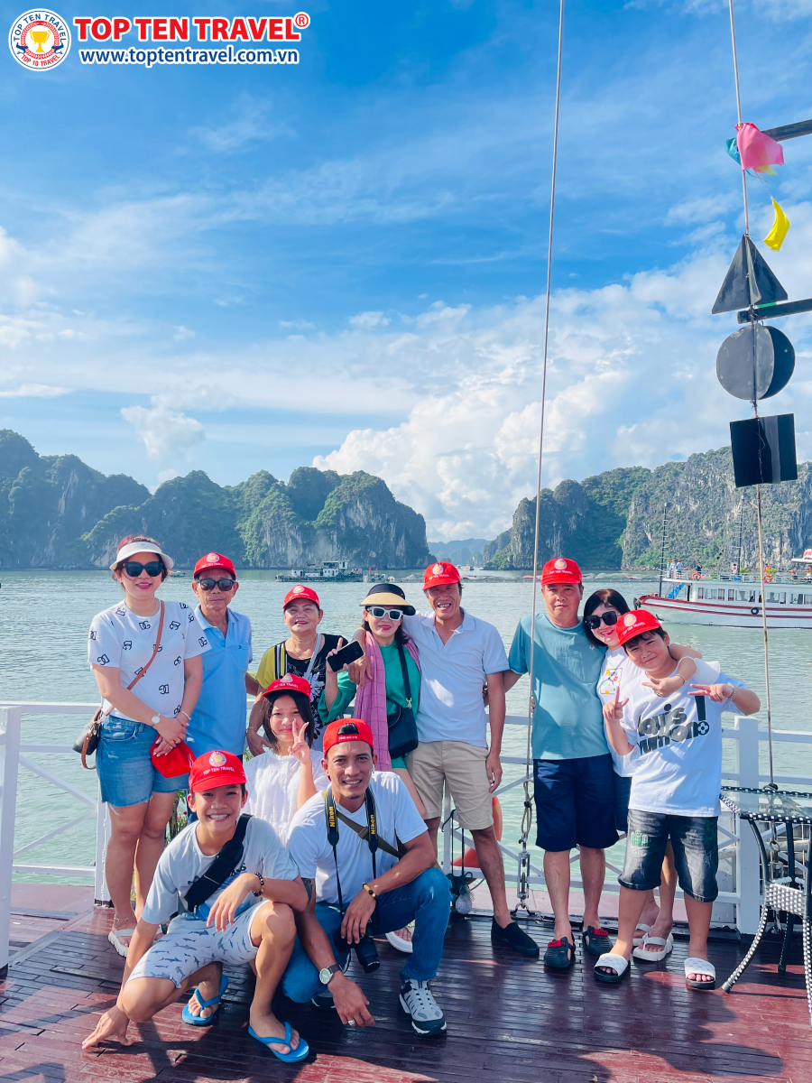 Đoàn Khách Top Ten Travel trải nghiệm dịch vụ du thuyền Hạ Long cao cấp