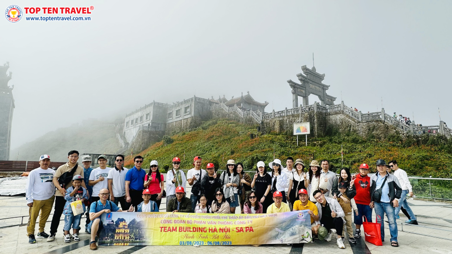 Đoàn khách nhà Top Ten Travel tham gia các hoạt động trên tour