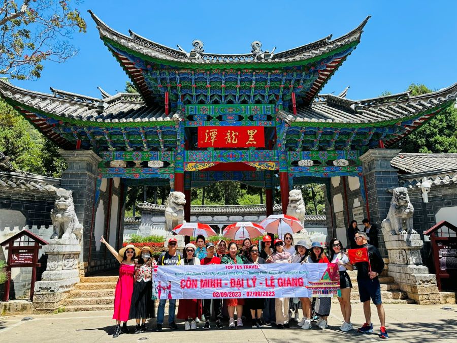 Đoàn khách nhà Top Ten Travel trong tour tham quan Trung Quốc xinh đẹp