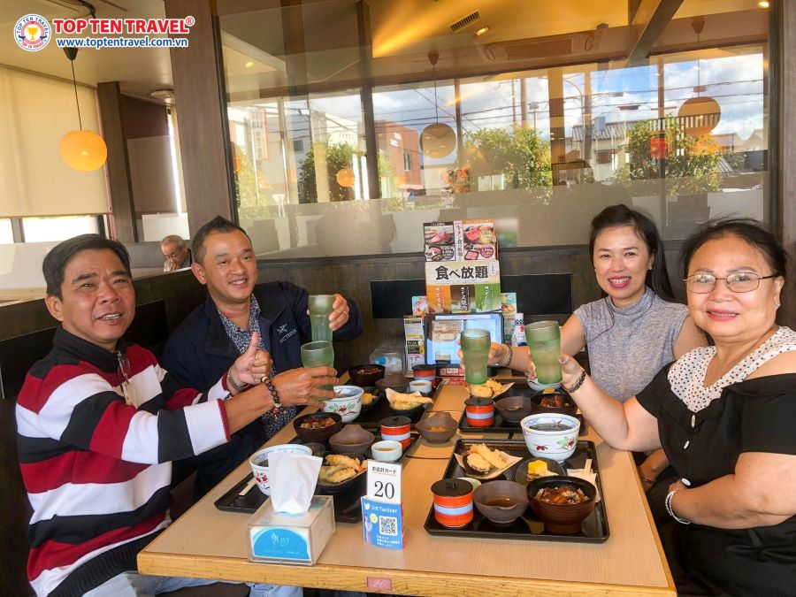 Khách yêu nhà Top Ten Travel trải nghiệm bữa ăn điển hình của người Nhật
