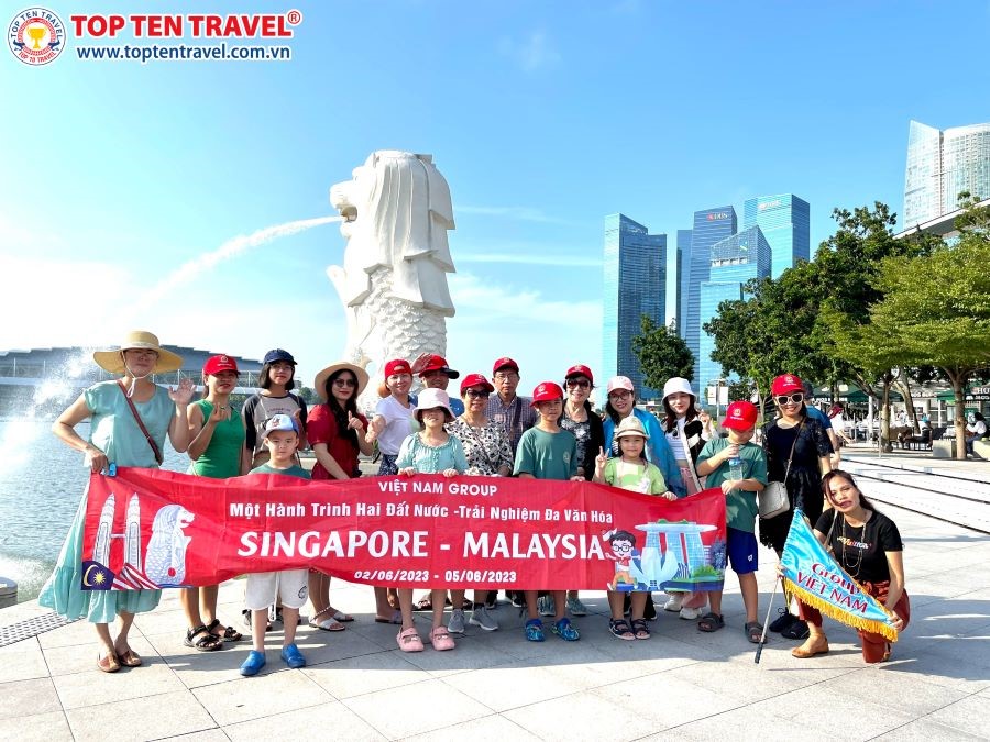 Đoàn khách check in tại Merlion Park