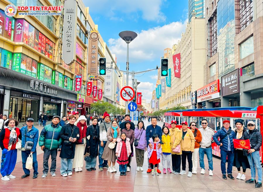 Những con đường tại Thượng Hải nhộn nhịp với nhiều cửa hàng đến từ những thương hiệu lớn