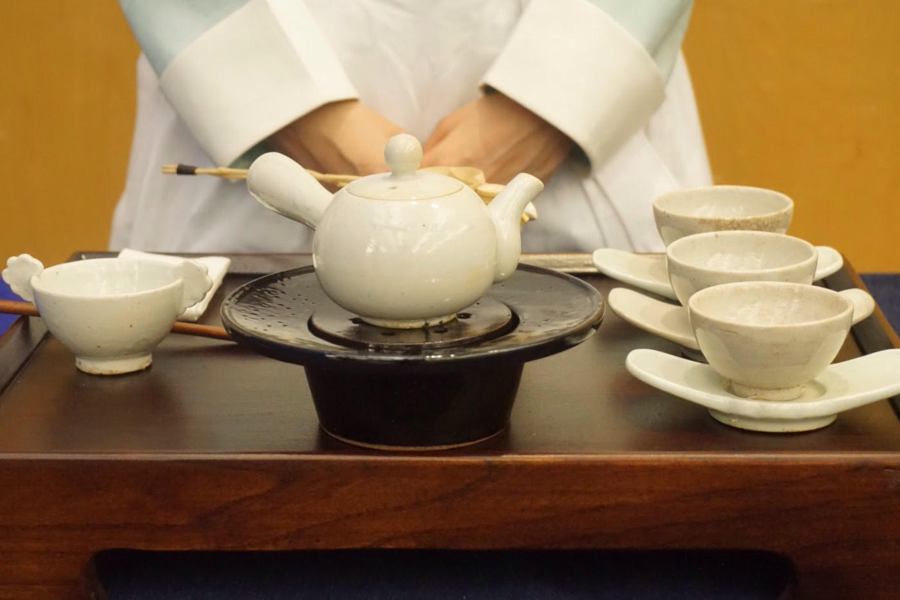 Thưởng trà trong chuyến du lịch Hàn Quốc là một nghi thức tinh tế, giúp bạn thư giãn và tĩnh tâm