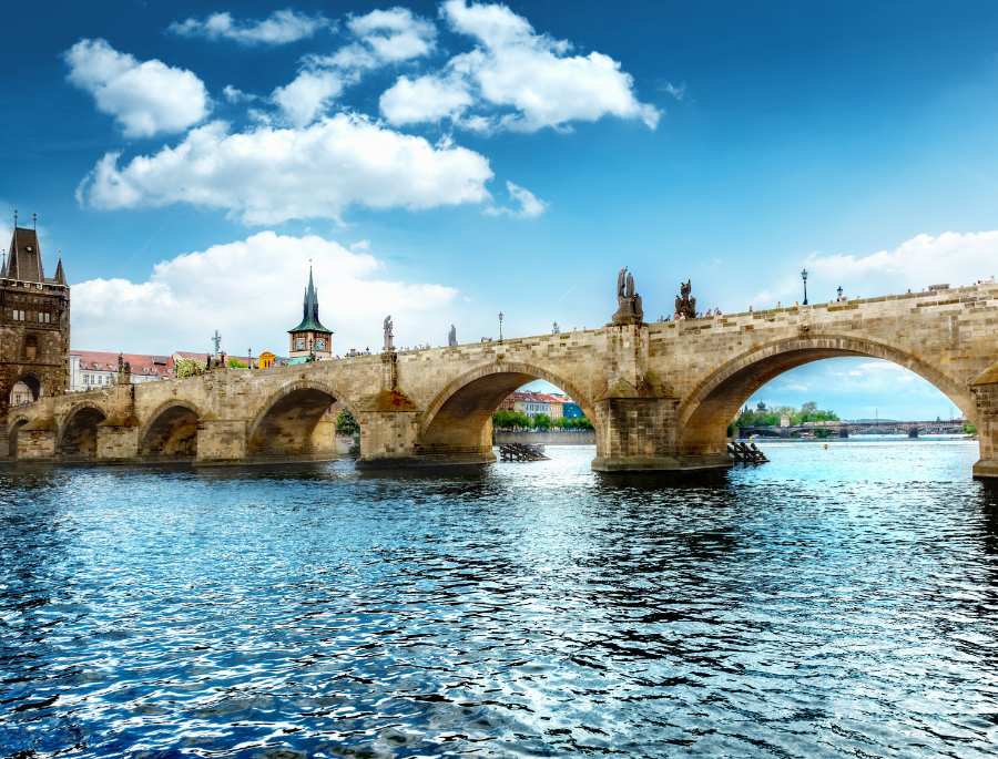 Cầu Charles là một trong những cây cầu đá cổ nhất Châu Âu với chiều dài lên đến 500 mét