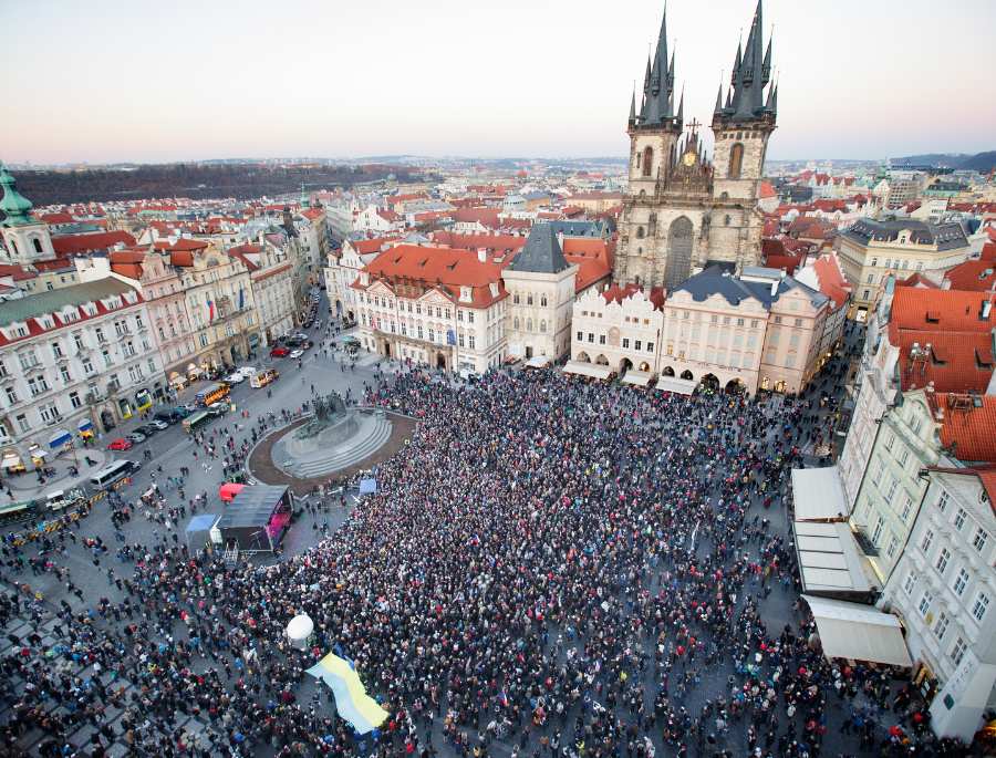 Quảng trường Cố đô thu hút lượng lớn du khách tới tham quan và khám phá