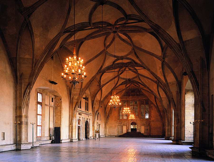 Bên trong tòa lâu đài được xây dựng theo phong cách ấn tượng và độc đáo