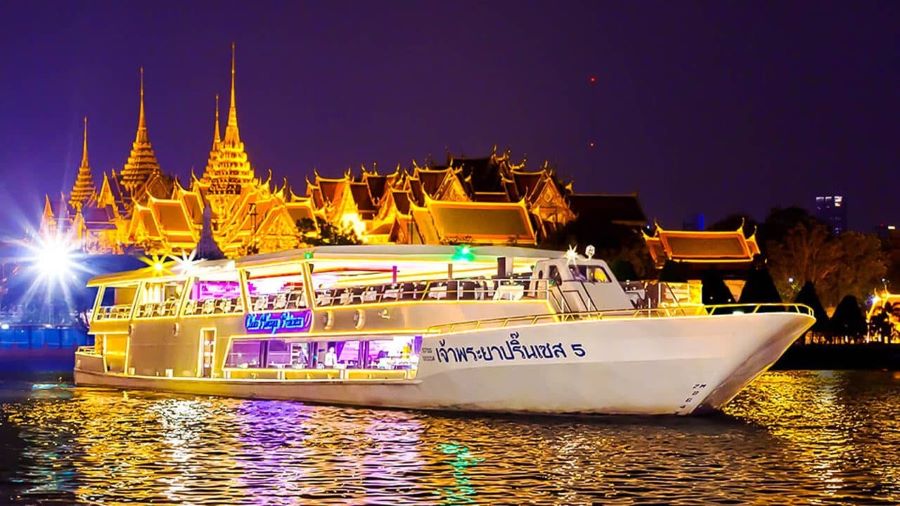 Chùa Wat Arun, và những tòa nhà cao tầng hiện đại dọc hai bên bờ sông đều hiện lên rực rỡ dưới ánh đèn