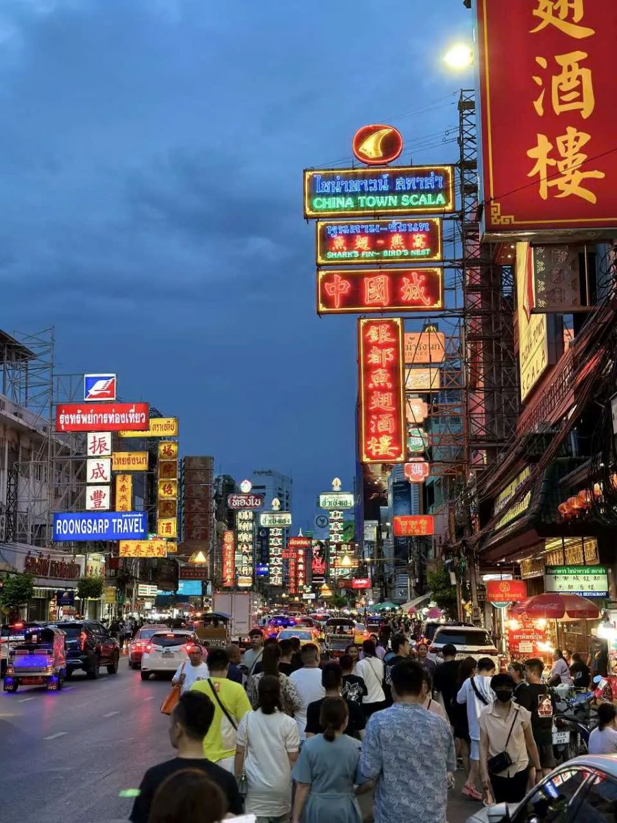 Yaowarat còn được biết đến là khu phố người Hoa (Chinatown) tại Bangkok