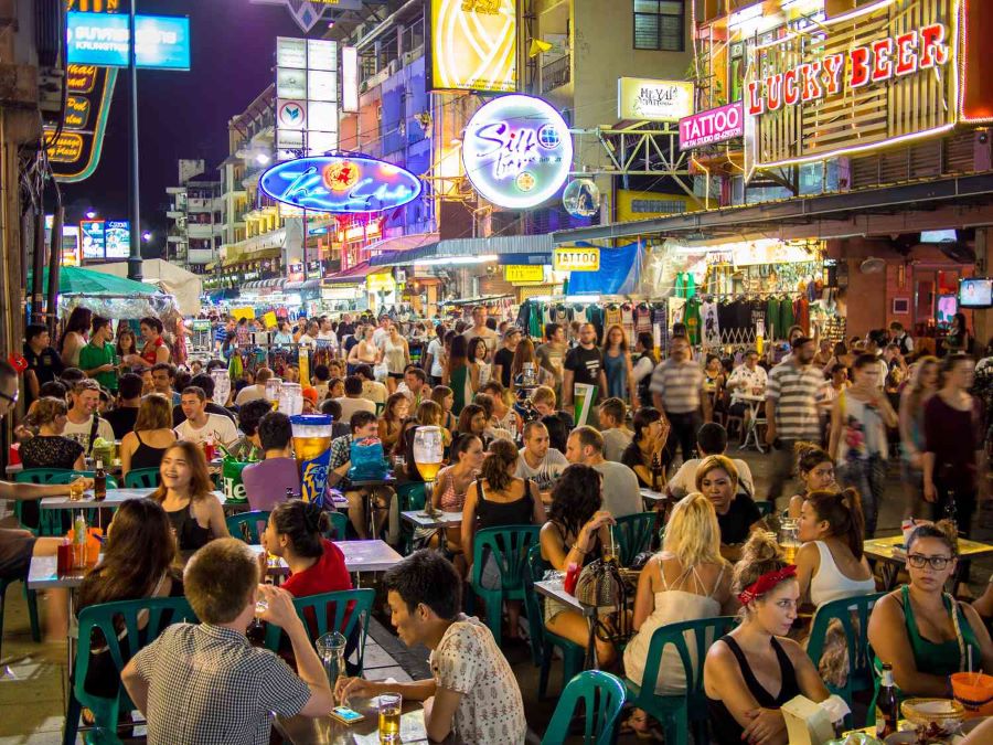 Khao San Road là nhắc đến một trong những khu phố ăn chơi nổi tiếng nhất Bangkok