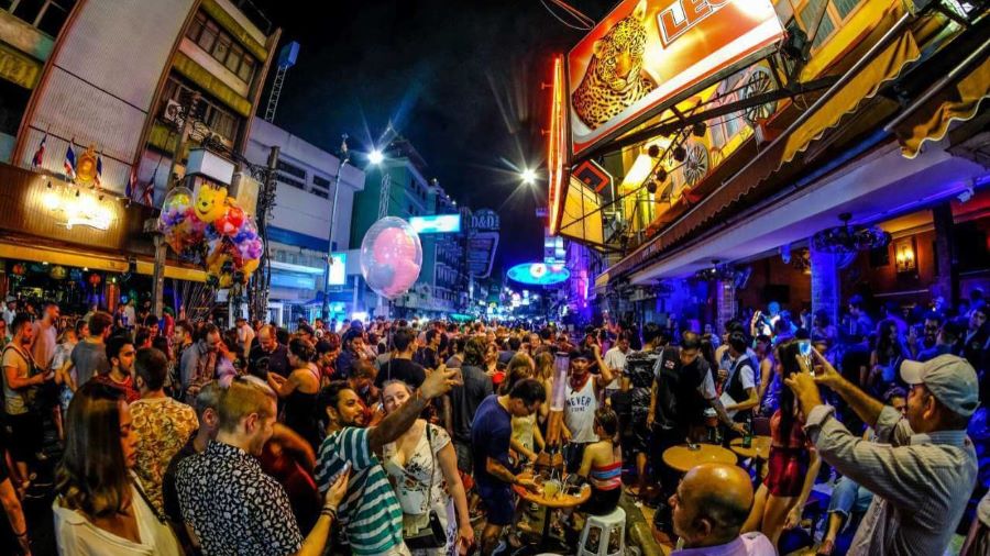 Về đêm, Khao San Road thực sự biến thành một bữa tiệc âm nhạc và ánh sáng