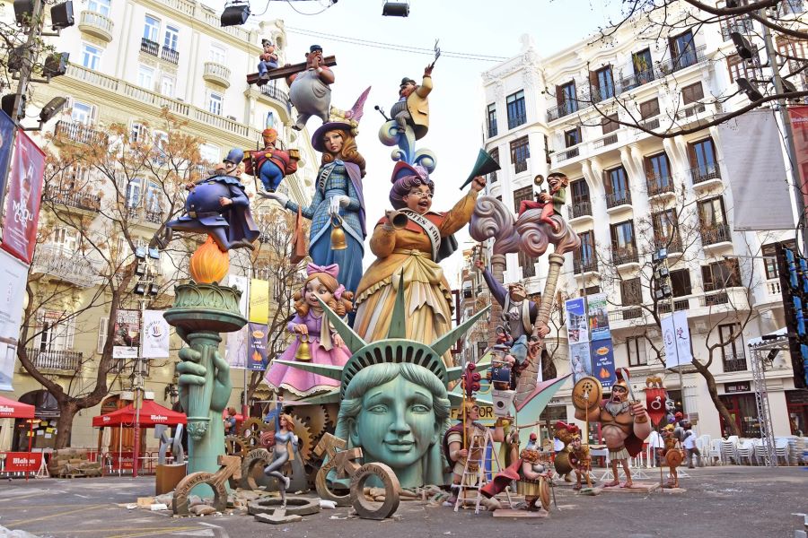 Vào những ngày diễn ra lễ hội Fallas, không khí trên các nẻo đường Valencia sôi động bất thường