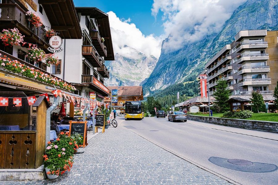 Dừng chân tại Grindelwald, du khách sẽ có cảm giác như đang lạc bước trong miền cổ tích huyền ảo