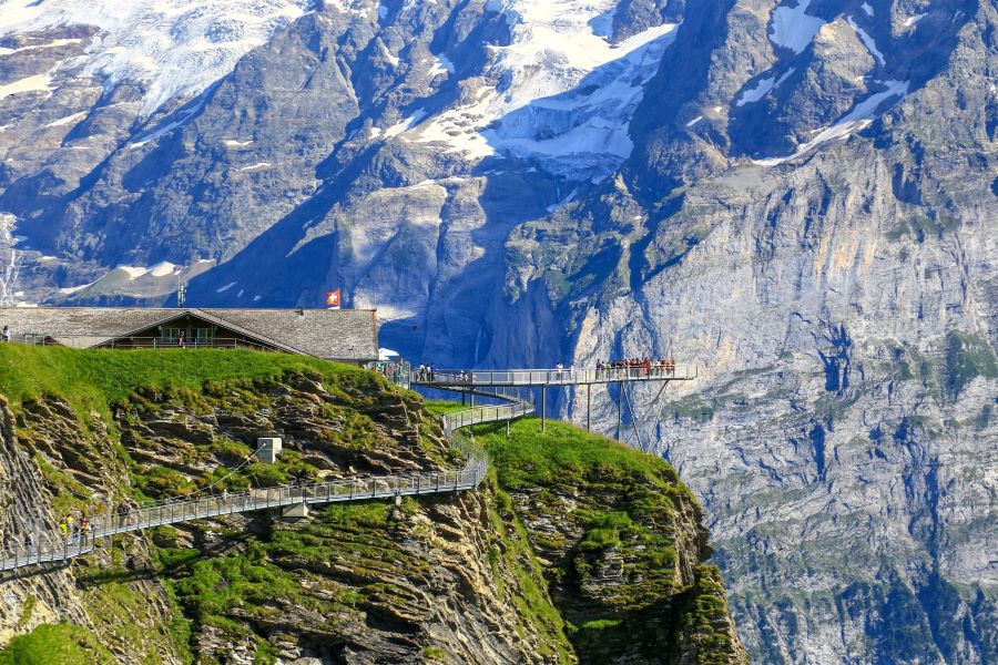 First Cliff Walk là một chiếc cầu treo nối liền hai ngọn núi hùng vĩ ở ngôi làng Grindelwald