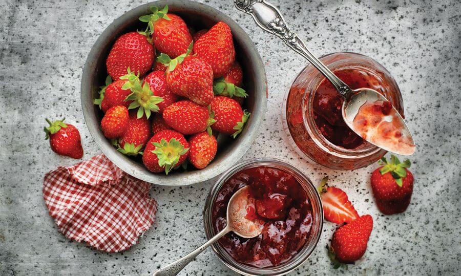 Tại các vườn dâu, bạn sẽ dễ dàng bắt gặp những quầy hàng nhỏ bày bán đa dạng các sản phẩm liên quan đến dâu tây