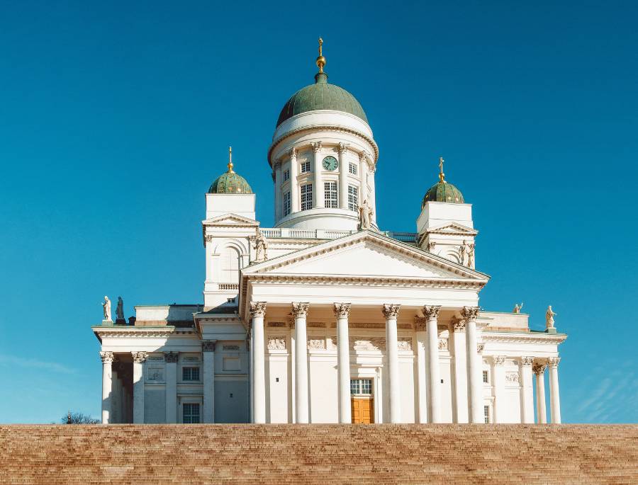 Nhà thờ Helsinki có sắc trắng tinh khôi và những đường nét kiến trúc Hy Lạp cổ đại