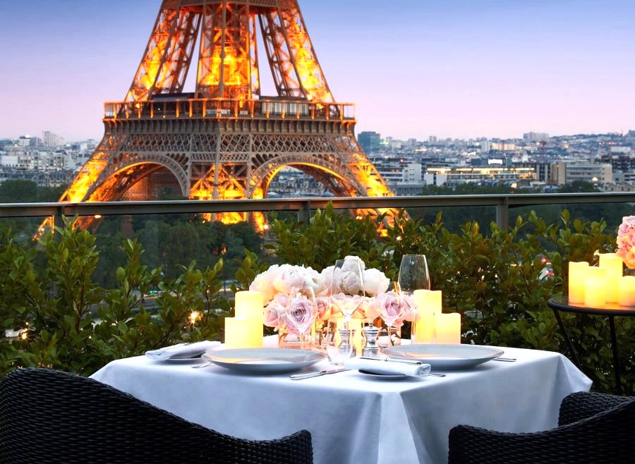 Du khách có thể vừa dùng bữa tại nhà hàng vừa chiêm ngưỡng vẻ đẹp của tháp Eiffel
