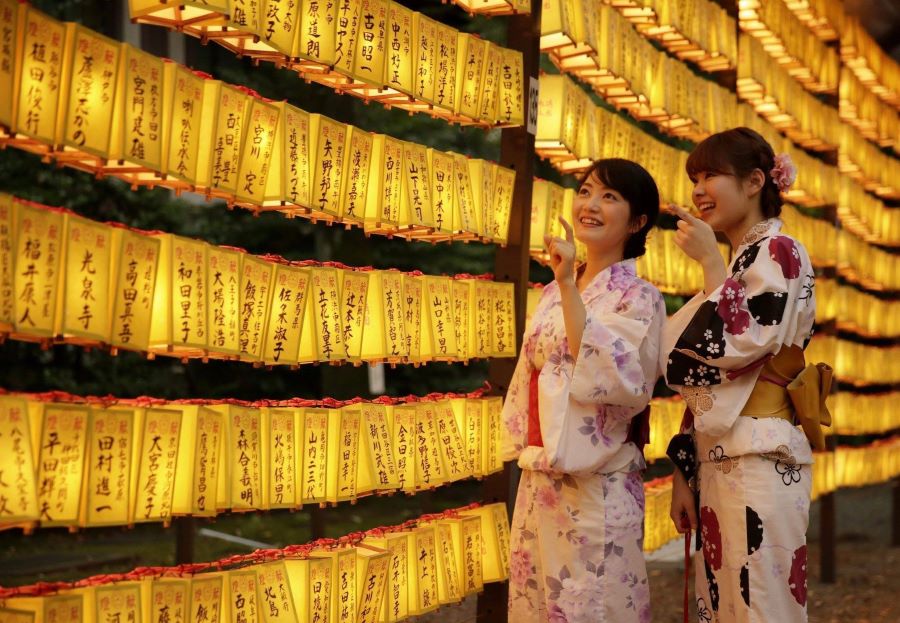 Những chiếc đèn lồng thắp sáng ngôi đền thu hút rất nhiều du khách đến Checkin