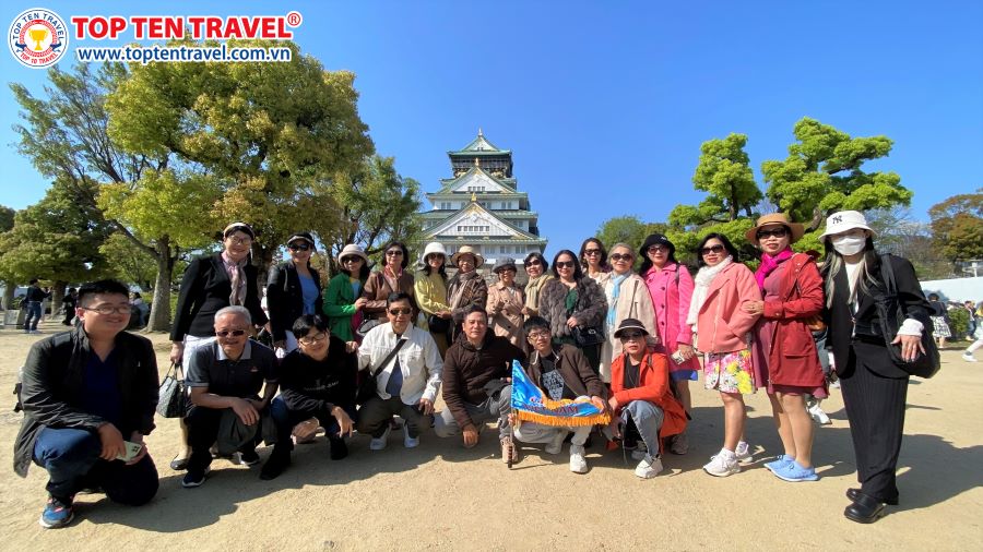 Đoàn khách đi tour du lịch Nhật Bản
