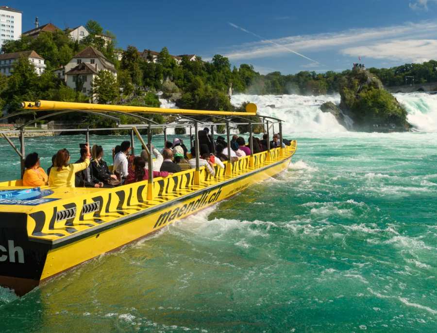 Đoàn khách du lịch trải nghiệm ngồi thuyền ngắm Thác Rhine