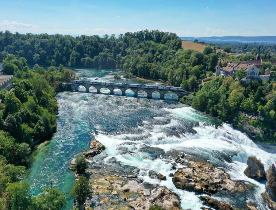 Thác Rhine nổi tiếng với vẻ đẹp hoang sơ và dòng nước chảy mạnh mẽ