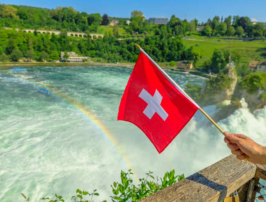 Hiện tượng cầu vồng bắc qua thác Rhine vô cùng rực rỡ