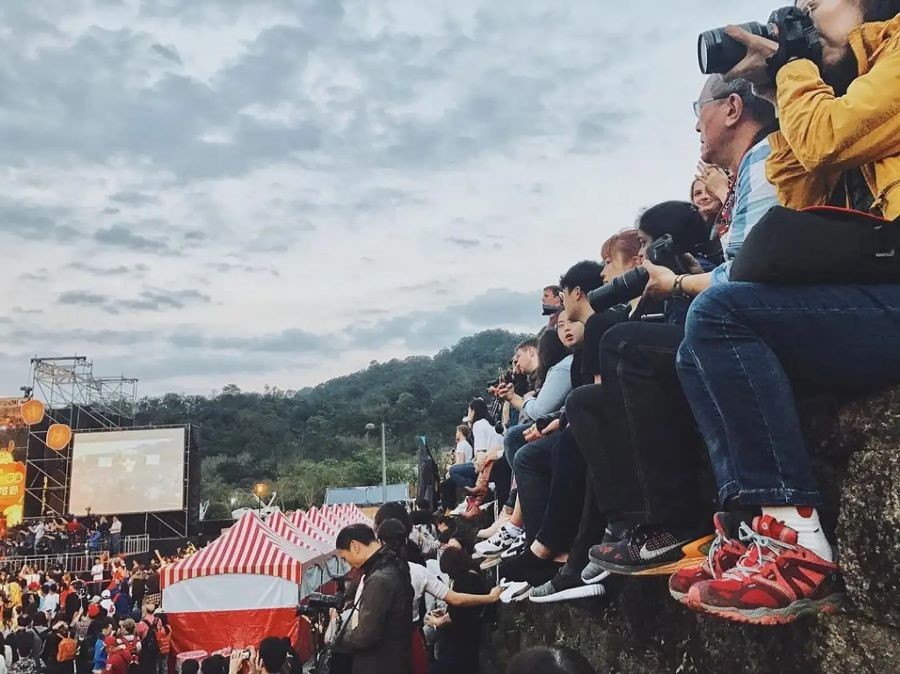 Lễ hội thả thiên đăng luôn thu hút nhiều người đến trải nghiệm