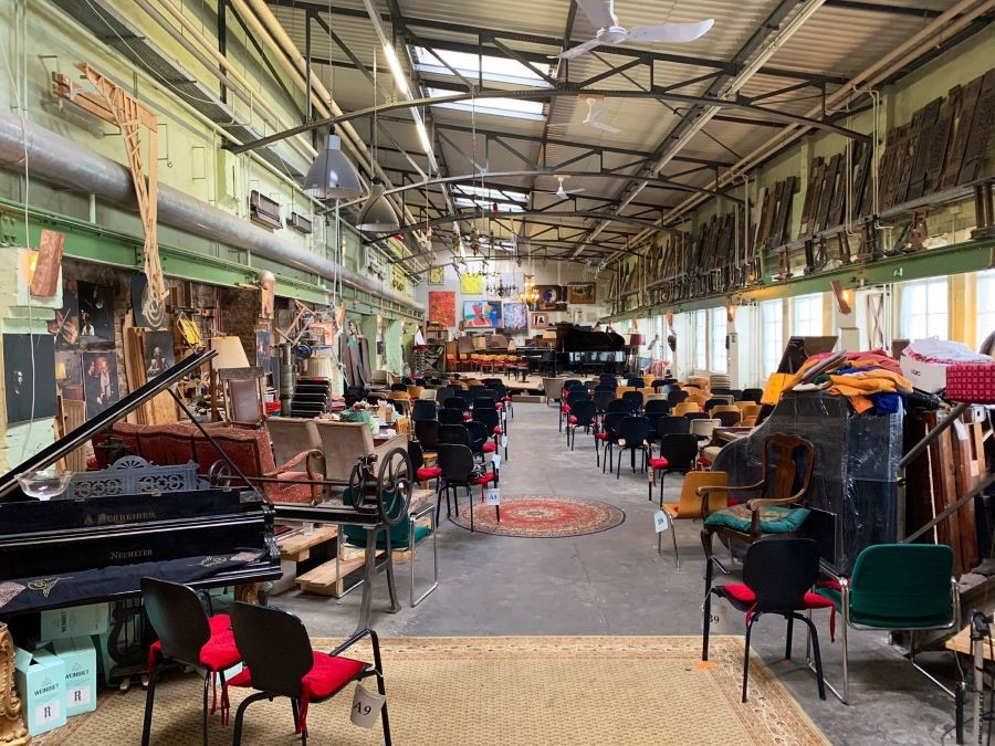 Vào buổi ngày, Salon Christophori tựa như 1 cửa hàng sửa chữa piano