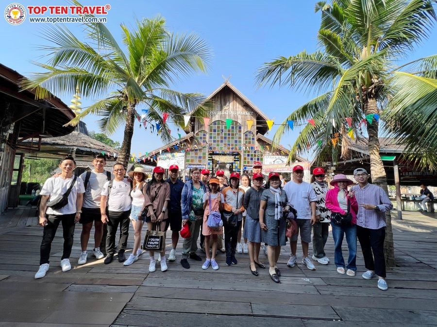 Đoàn khách Top Ten Travel tham quan du lịch Thái Lan