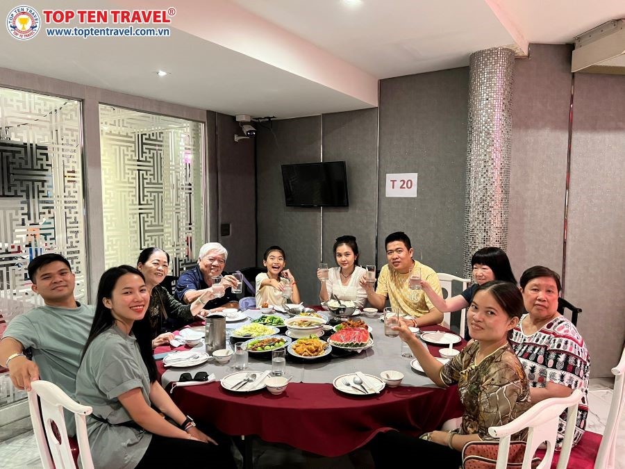 Đoàn khách Top Ten Travel tham quan du lịch Thái Lan