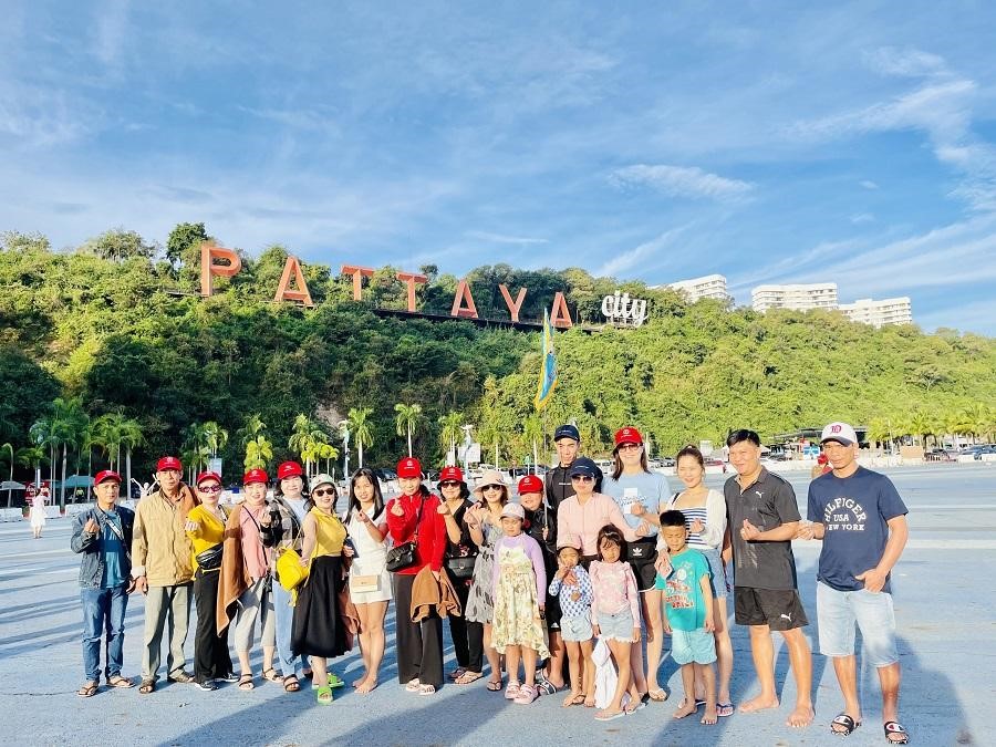 Đoàn khách Top Ten Travel tham quan du lịch Thái Lan