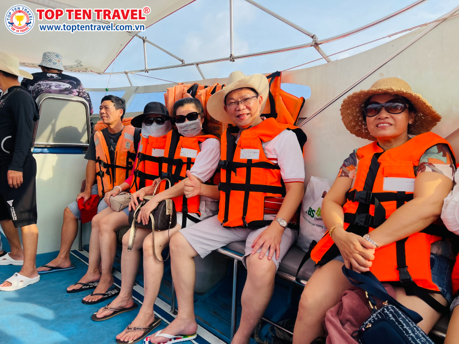Đoàn khách Top Ten Travel tham quan du lịch Thái Lan