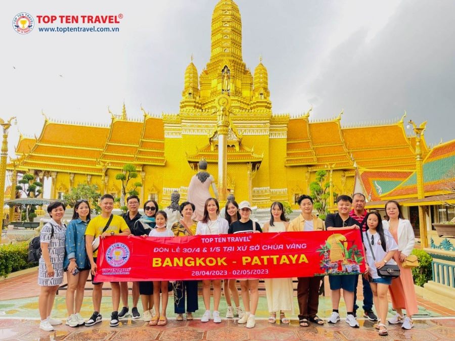 Chùa Phrathat Doi Suthep rực rỡ sắc vàng