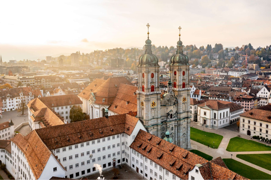 St. Gallen hiện lên như một bức tranh cổ tích đầy mê hoặc, níu chân du khách bởi vẻ đẹp vừa cổ kính vừa hiện đại