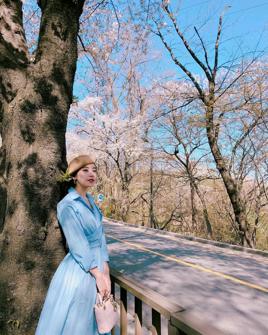 Mẫu váy xanh mang phong cách nhẹ nhàng, đằm thắm giữa mùa xuân Hàn Quốc