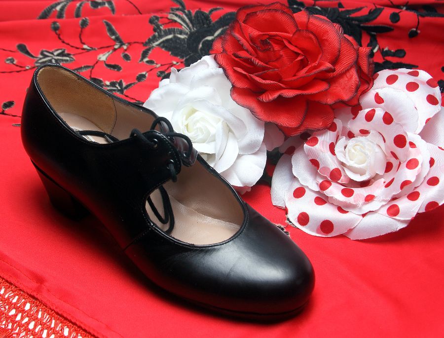 Giày và phụ kiện đi kèm trong một bộ Flamenco