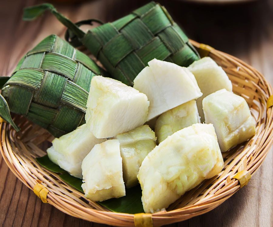 Ketupat - món ăn cực kỳ được yêu thích gồm cơm được gói trong lá cọ