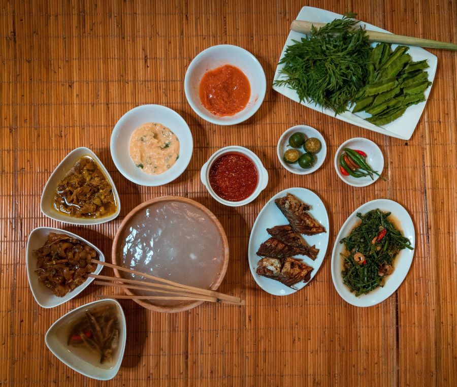 Ambuyat làm từ lõi của thân cây cọ Sago, ăn kèm với nước chấm chua cay