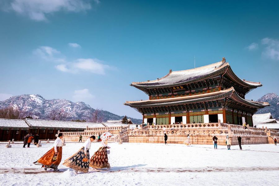 Cung điện Gyeongbokgung vừa lộng lẫy, tráng lệ nhưng cũng không kém phần cổ kính và uy nghiêm