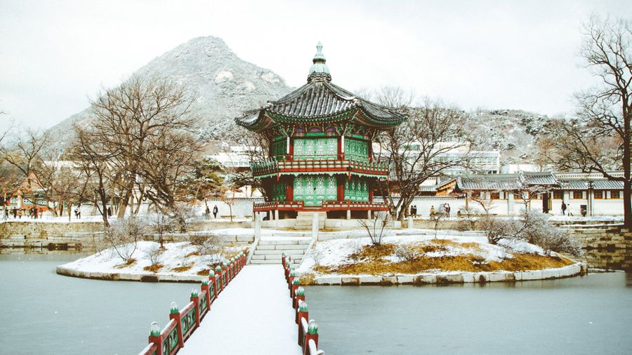 Gyeongbokgung mỗi khi đông về lại đẹp theo một cách đầy mê hoặc