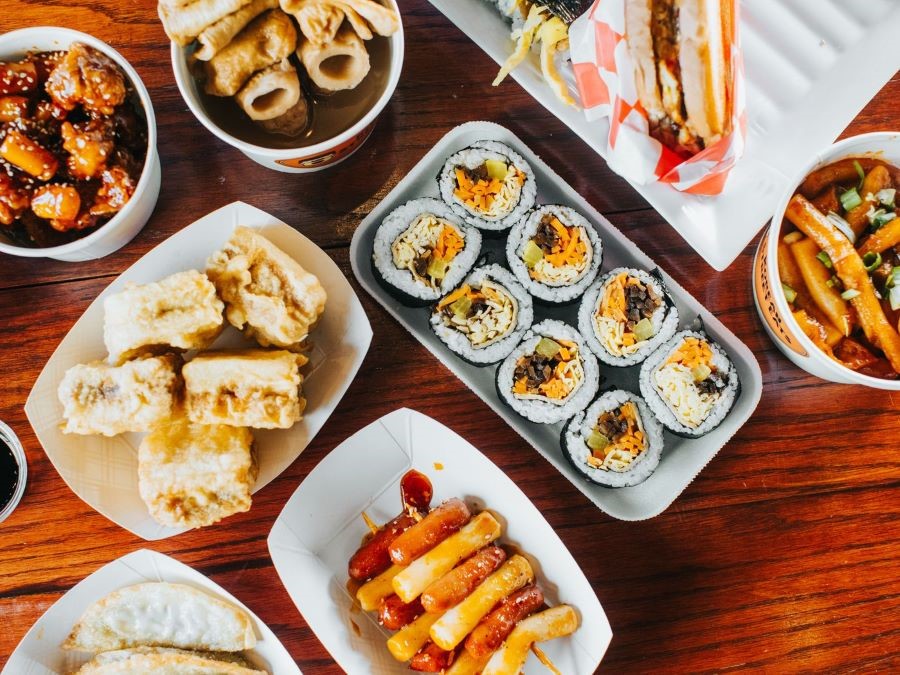 Món cơm cuộn Hàn Quốc có nhiều loại nhân khác nhau, tùy vào sở thích mà du khách có thể lựa chọn hương vị phù hợp