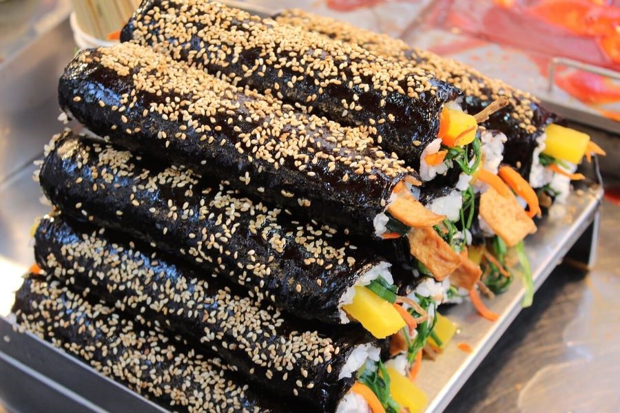 Kimbap thường được dùng làm món ăn nhẹ