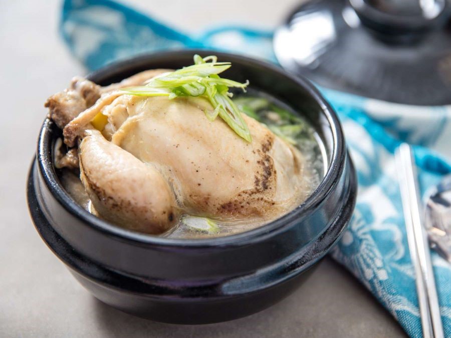 Samgyetang - Gà tần sâm là món ăn được rất nhiều người dân xứ Hàn yêu thích