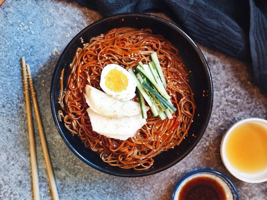 Bibim Naengmyeon kết hợp cùng sốt cay kim chi