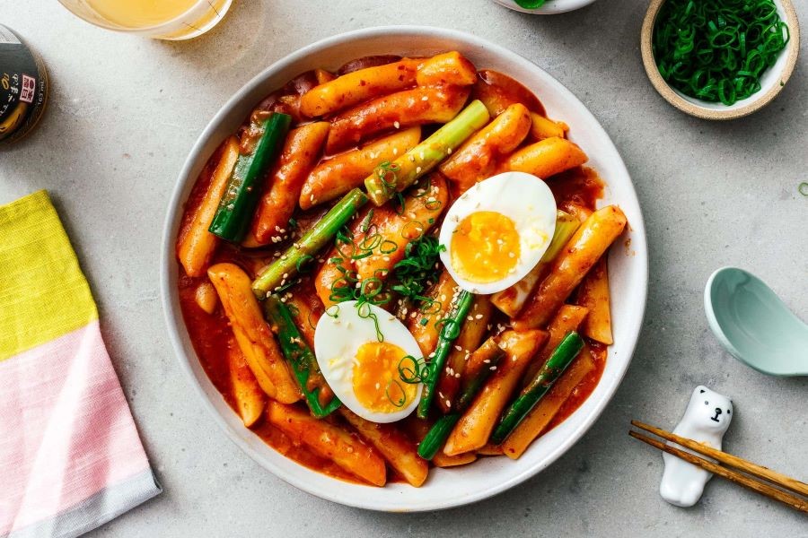 Bánh gạo Tteokbokki là món ăn biểu tượng cho ẩm thực đường phố Hàn Quốc