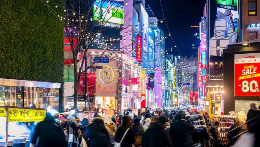 Chợ Myeongdong là một trong những khu chợ nổi tiếng tọa lạc ngay trung tâm thủ đô Seoul