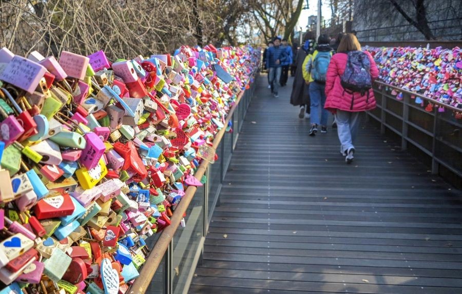 Những ổ khóa tình yêu lung linh nhiều màu sắc