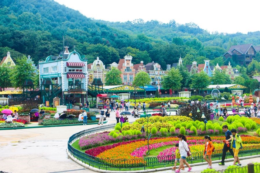 Công viên giải trí Everland hiện đang được chia thành 5 khu vực bao gồm: Zootopia, Magic Land, American Adventure, European Adventure và Global Fair.