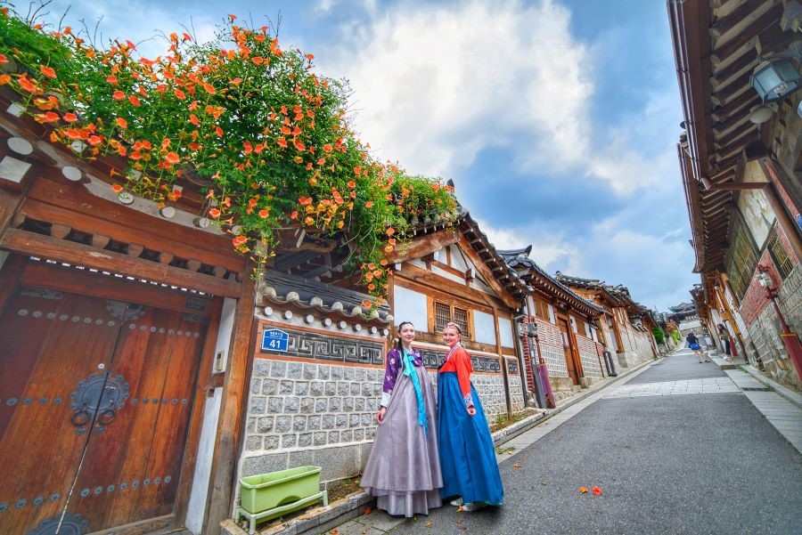 Làng Bukchon Hanok là một ngôi làng mang phong cách cổ điển nổi tiếng tại Seoul