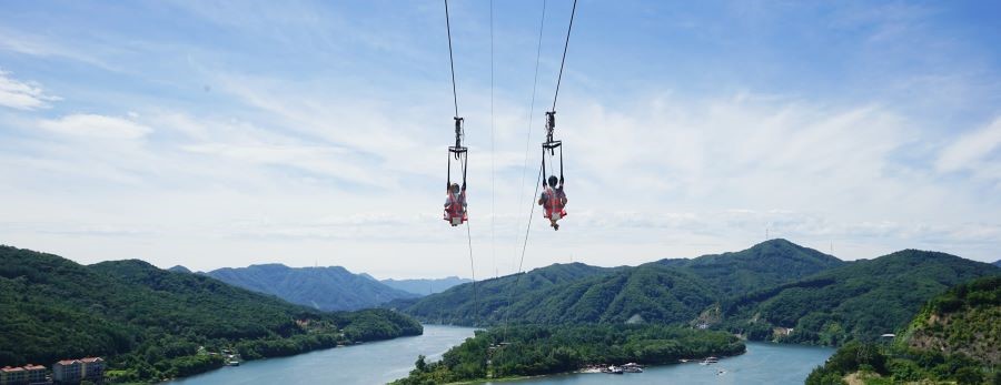 Tham gia hoạt động đu dây Zipline mạo hiểm giữa trời